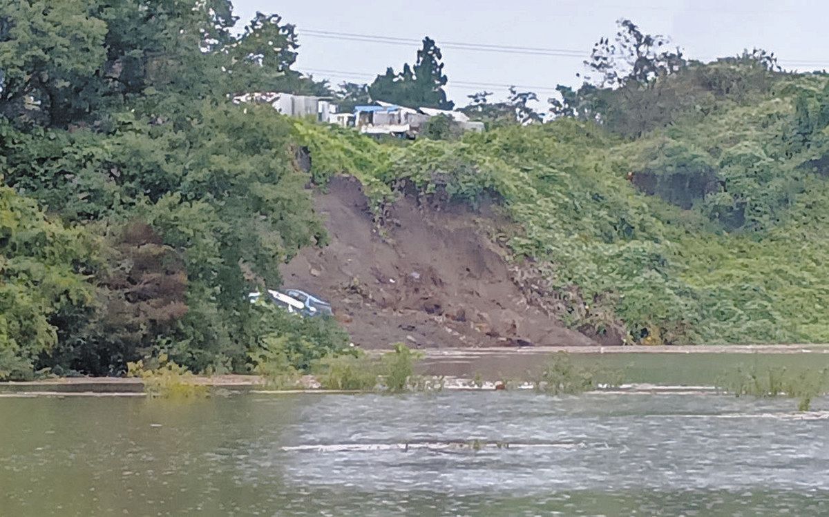 台風25号の大雨によって崩落した盛り土＝9月29日、千葉県酒々井町で