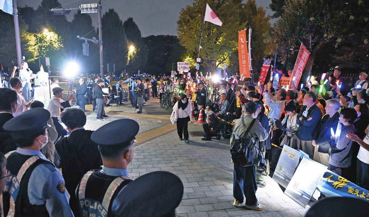 警察官が警備する中、国会前で安全保障関連法に異議を唱える参加者たち＝東京・永田町で（久野千恵子撮影）
