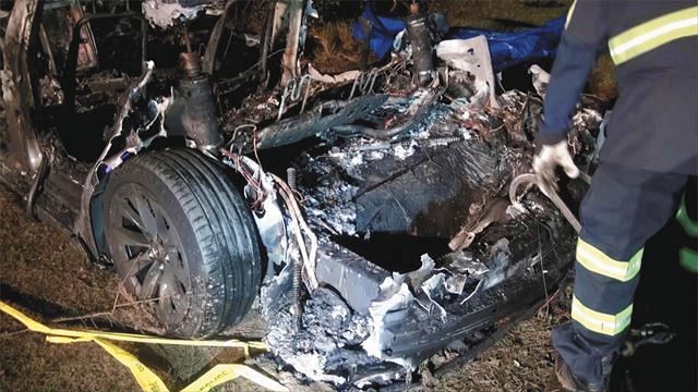 カーブを曲がりきれず木にぶつかり炎上 電気自動車テスラが事故 運転席は無人で２人死亡 東京新聞 Tokyo Web