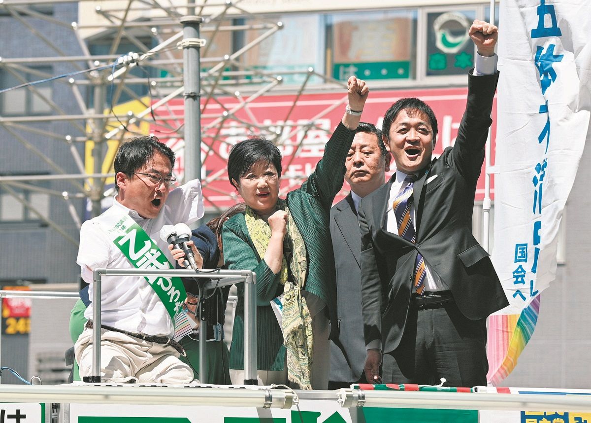 乙武洋匡氏（左端）の応援演説に駆けつけた小池都知事（左から2人目）と国民民主党の玉木代表（右端）