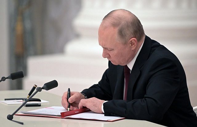 ウクライナ東部の親ロシア派地域独立承認の文書に署名するロシアのプーチン大統領（AP）