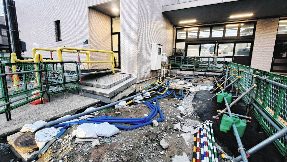 高橋さん宅近くの郵便局は能登半島地震で、駐車場などで30センチ以上路面が下がって地中の配管がむきだしになるなど、大きな被害を受けた＝24日、新潟市西区で