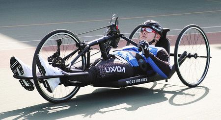 障害者自転車競技の県大会に参加し、ハンドバイクで走行する県立伊豆総合高２年の山木平良さん＝２０１９年１２月、静岡市で