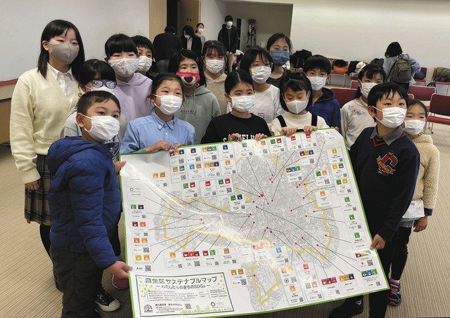 自分たちで作ったマップを掲げる子どもたち＝川崎市役所で
