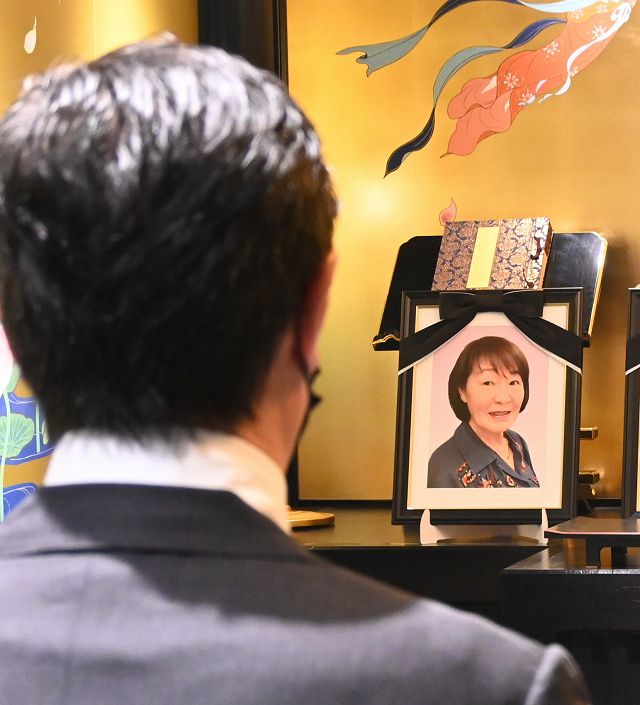 6月16日に執り行われた一周忌で、母陽子さんの遺影を見つめる瀬下雄史さん＝横浜市内で