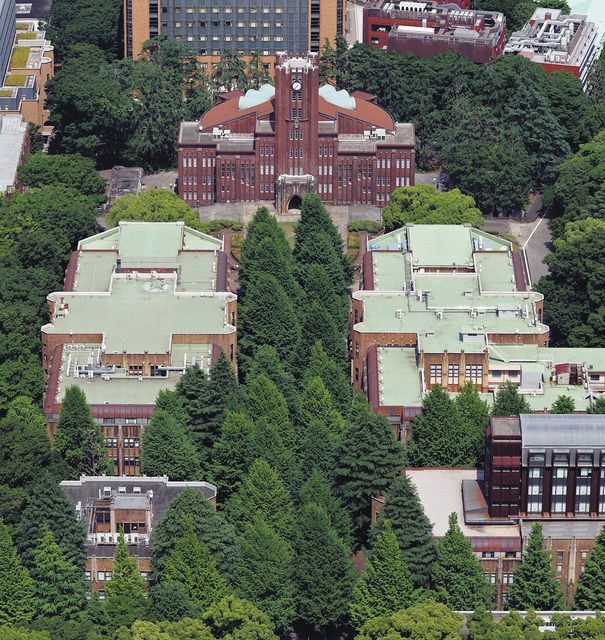 多くの研究者が雇い止めの危機にある東京大学。中央上は本郷キャンパスの安田講堂＝東京都文京区で、本社ヘリ「あさづる」から 
