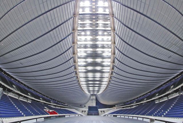 第一体育館。屋根を支える２本のケーブルの間に設置された照明器が柱のない大空間を明るく照らす（魚眼レンズ使用）＝いずれも渋谷区で