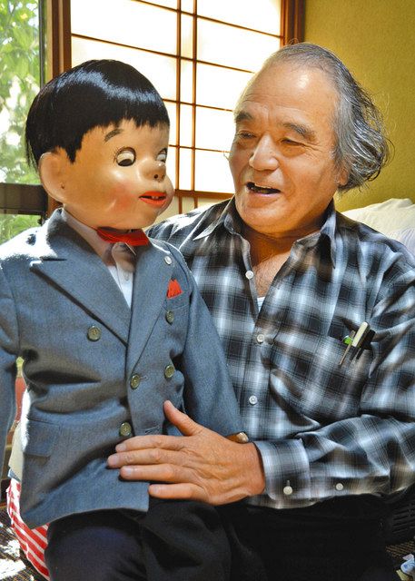 腹話術を披露する塚本邦昭さん。「バラエティーに富んだ芸を見せたい」と、新たな会員を募る=江戸川区内で