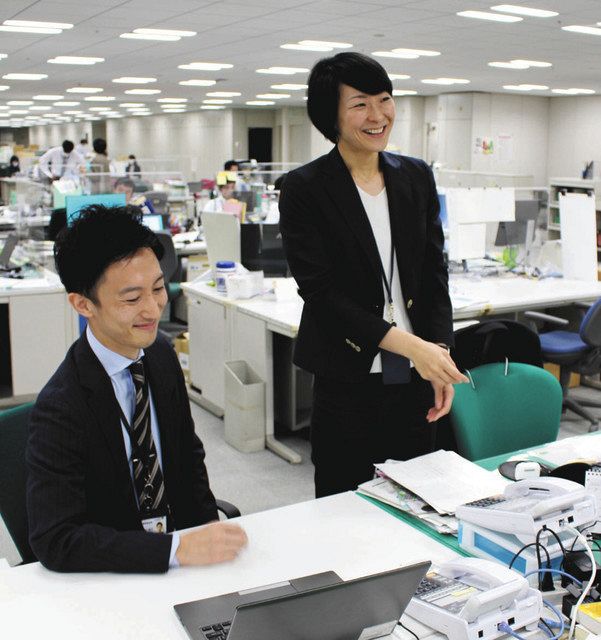 「デジタルシフト推進担当課長」として勤務する沢田裕美さん（右）、長岡翔平さん＝都庁で 