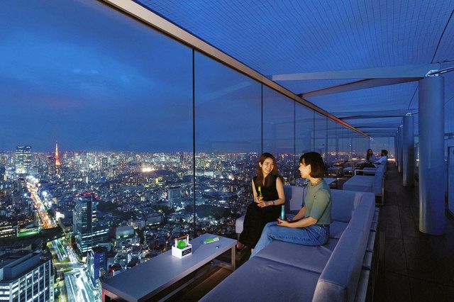 渋谷最高峰の屋上で、ゆったりとしたソファでくつろぎながら夜景とお酒を楽しめる（渋谷スクランブルスクエア提供）
