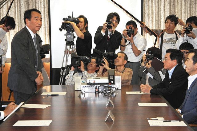 山田勝文・諏訪市長（右手前から２人目）らと面談するＪＲ東海の宇野護・東海道新幹線２１世紀対策本部長（左）＝２０１１年６月、長野県諏訪市役所で
