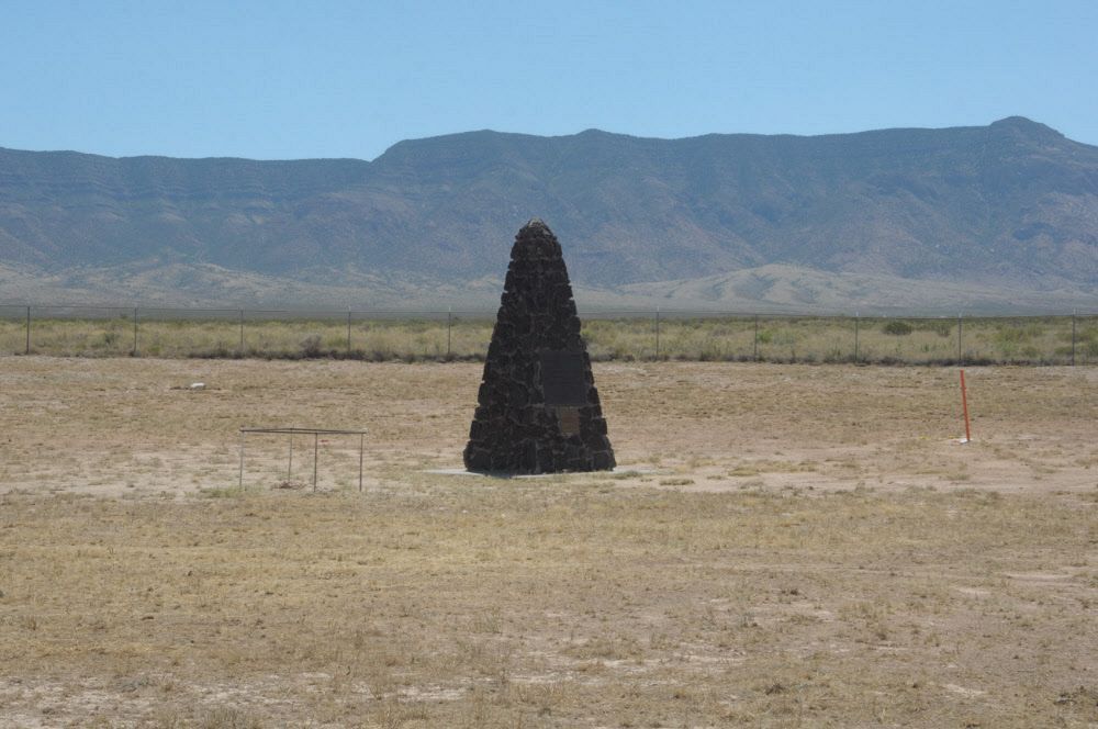 荒野が広がるトリニティ実験跡地に建つ記念碑＝米西部ニューメキシコ州で、赤川肇撮影