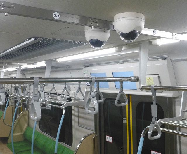 都営地下鉄の車内に設置された防犯カメラ＝都提供
