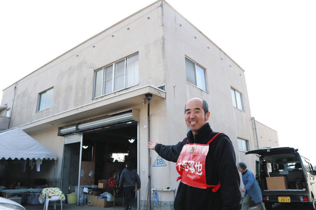 宿泊もできるボランティアの活動拠点を紹介する大西琢也さん＝石川県輪島市門前町馬場で