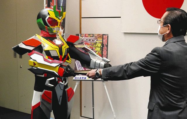 感謝状を受け取るトチエイター＝宇都宮市で 