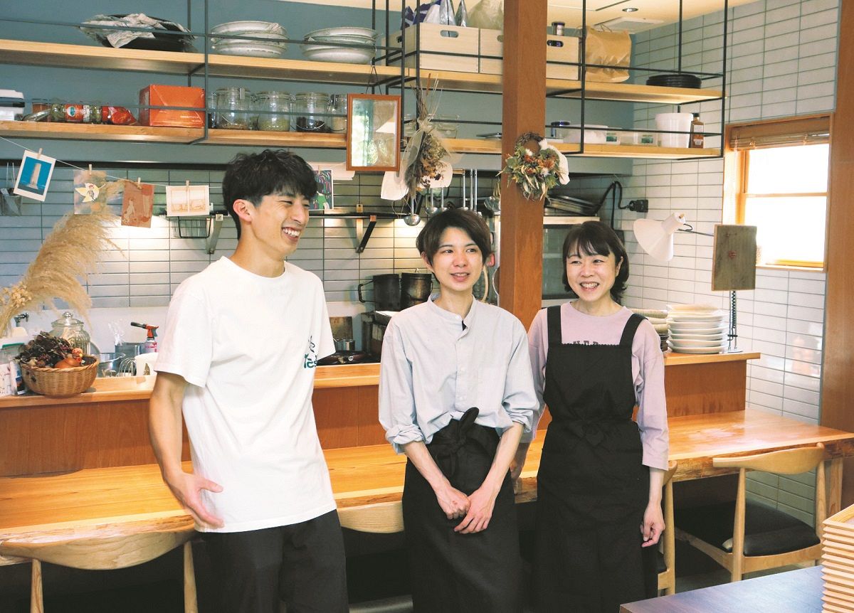 「ひのともり」店主の日野貴明さん（左）とスタッフの三矢恵莉維さん（中）、外山和代さん。みんな移住者だ=石川県七尾市で