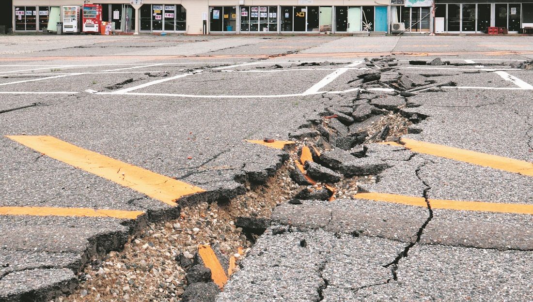 七尾市内では、各地で駐車場の地割れなどの被害が見られた＝同市能登島半浦町で