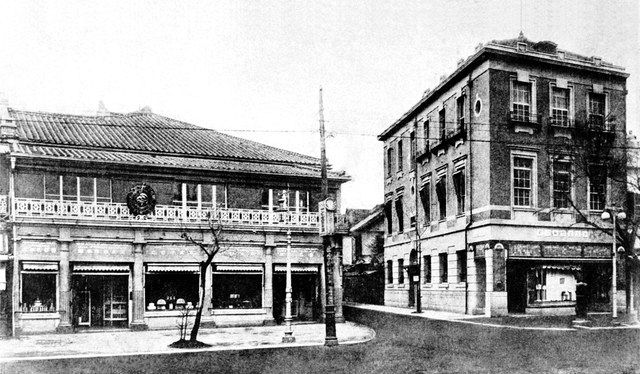 大正初期、現在の銀座７丁目交差点には薬品部などの社屋（左）と化粧品部の社屋があった＝資生堂提供