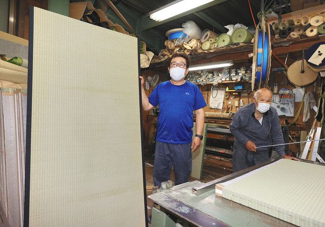 公開中の映画「００７／ノー・タイム・トゥ・ダイ」で使用されている畳を手掛けた森田隆志さん（左）と藤田貞男さん。左は同じ型の畳＝東京都荒川区の森田畳店で