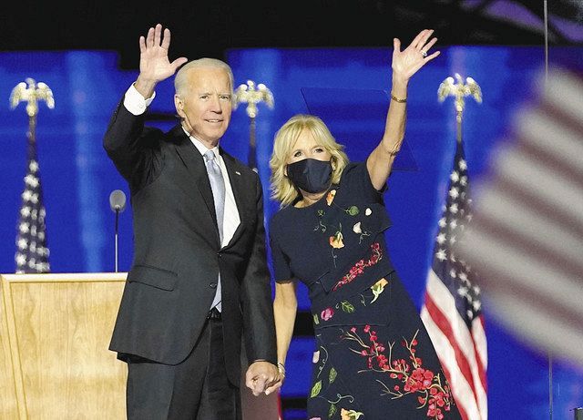 ７日、米デラウェア州ウィルミントンで勝利宣言し、手を振る民主党のバイデン前副大統領とジル夫人（ＡＰ）