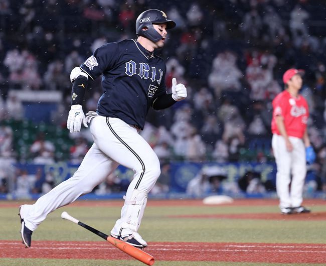 プロ野球 オリックスのＴ－岡田が逆転３ラン：東京新聞 TOKYO Web