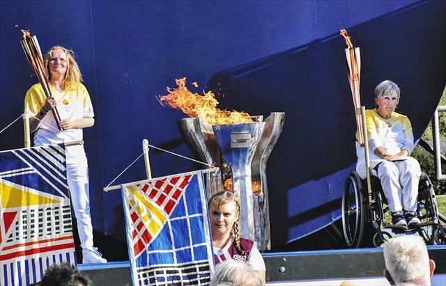 １９日、パラリンピック発祥の地とされる英ストーク・マンデビルで開かれた聖火リレー式典（共同）