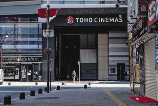 ４月８日午前、静けさに包まれた映画館の前でたたずむ男性＝新宿区で（街の写真はいずれも橋立拓也さん撮影）