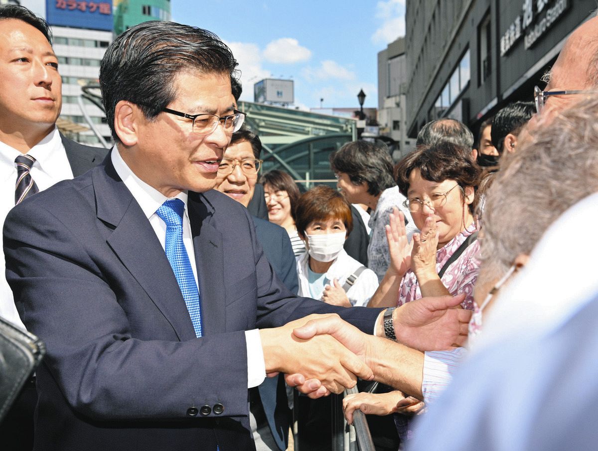 有権者と握手する公明党の石井啓一代表（池田まみ撮影）