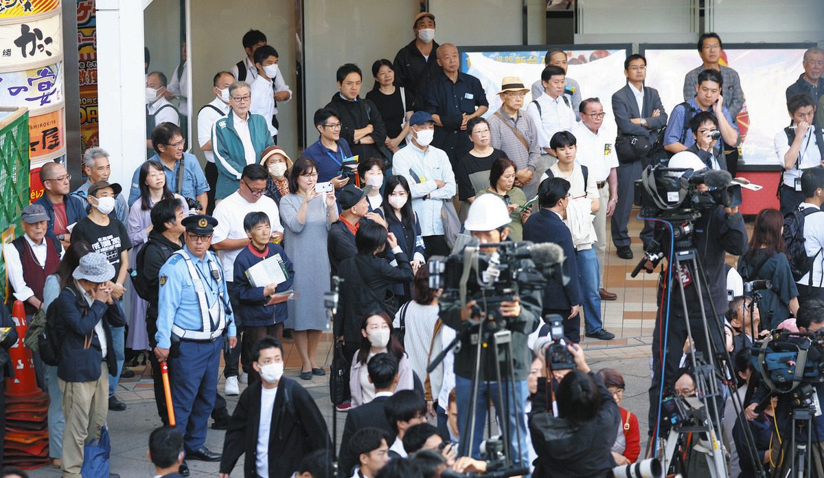 衆院選公示日に候補者演説に耳を傾ける人たち＝東京都八王子市で