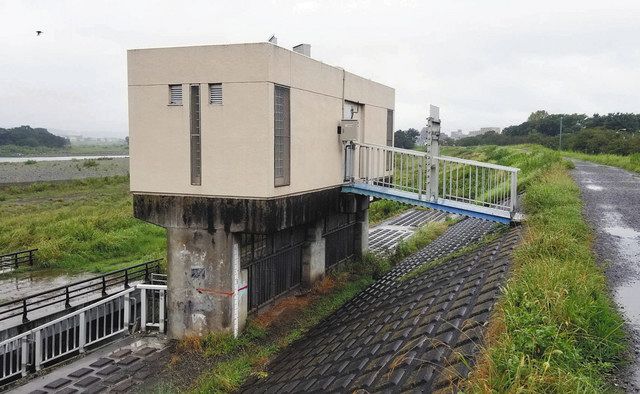 狛江市が管理する六郷排水樋管の水門＝同市の多摩川で 