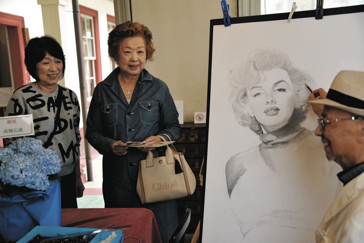 白黒写真？精細な鉛筆画 桐生の82歳、谷さん 銀幕の名優描く：東京新聞