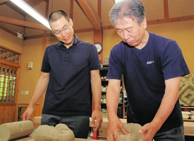 青木さん（右）から陶芸の基礎「土練り」の指導を受ける川村さん＝安中市で