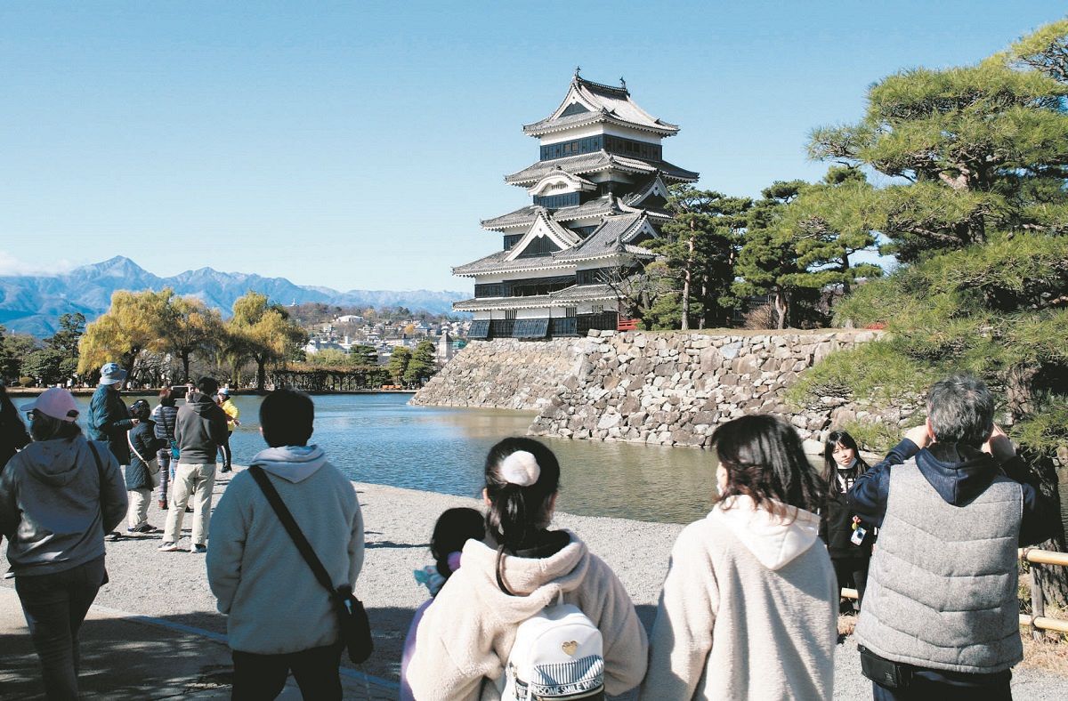 松本市がインスタフォロワー数で日本一になったことを発表した松本城＝2020年11月、長野県松本市で