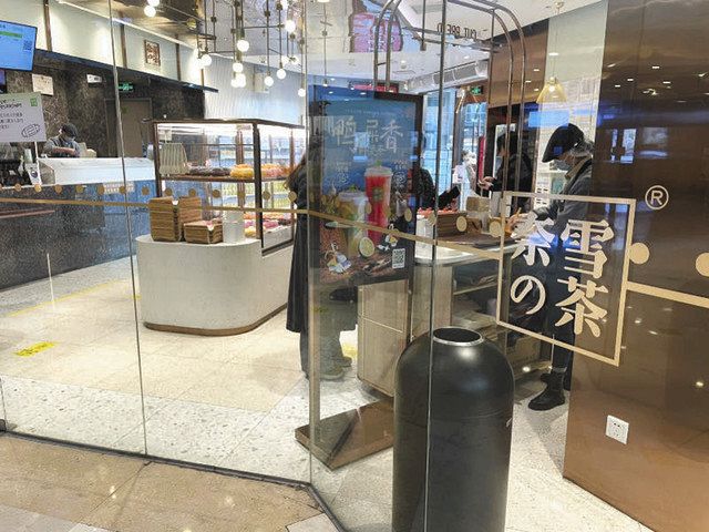 日本にも進出したフルーツティーのチェーン店「奈雪の茶」＝１２日、北京（撮影・坂本信博）