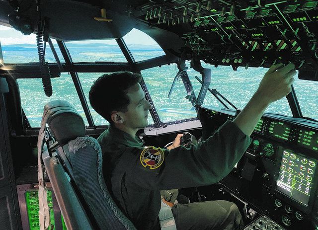 シミュレーターでC130Jを操縦するライリー大尉