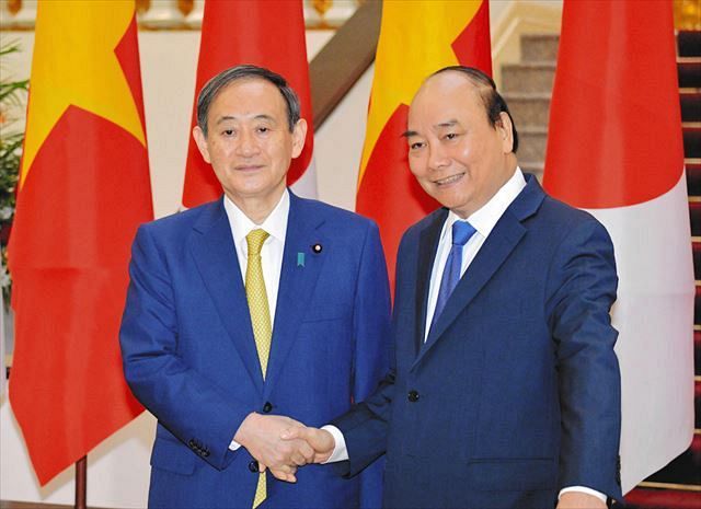 １９日、ハノイで、会談前に握手するベトナムのフック首相（右）と菅首相＝代表撮影・共同