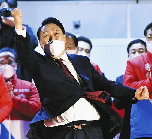１０日未明、韓国大統領選で勝利し、支持者の前で拳を突き上げる「国民の力」の尹錫悦氏（聯合＝共同）