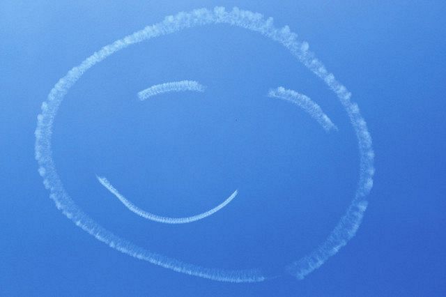 山形の空に笑顔の飛行機雲 コロナ禍「元気を出して」：東京新聞 TOKYO Web