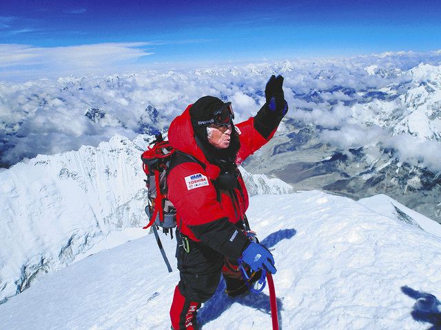 ２０１３年５月、８０歳でエベレスト登頂を果たす三浦雄一郎さん＝ミウラ・ドルフィンズ提供