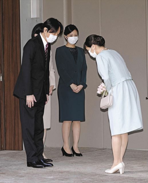 秋篠宮ご夫妻と佳子さまに見送られる眞子さま＝２６日午前１０時、東京・元赤坂の宮邸で（代表撮影）
