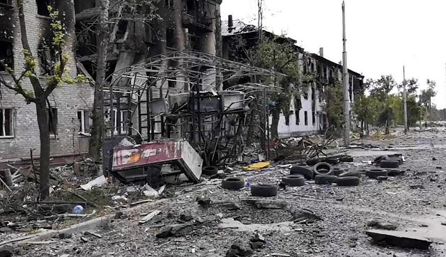 3日、ウクライナ・リシチャンスクで、損傷した建物＝ルガンスク州当局提供、AP