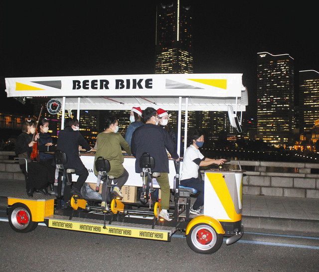 夜景を眺めてビールを飲みながら走れるビアバイク＝いずれも横浜市中区で
