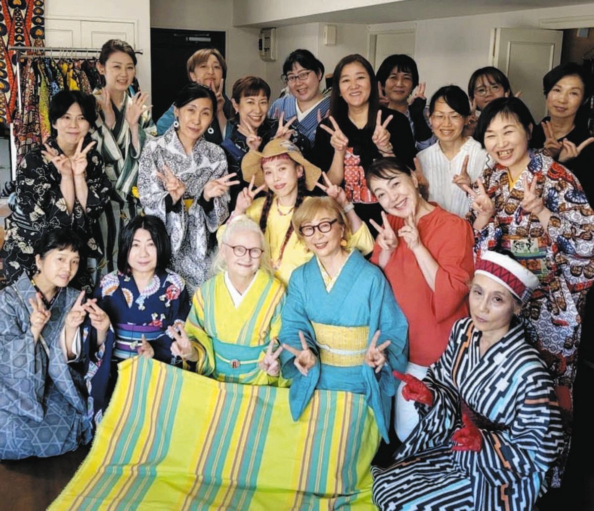 Interacting with kimono lovers in Nagasaki and expanding sales channels for Kawagoe Tozan goods in Nagasaki City (Courtesy of Midori Fujii)