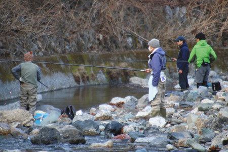 秩父点描 解禁 玉淀湖から上流 荒川の渓流に挑む太公望 東京新聞 Tokyo Web