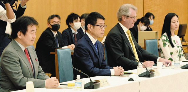 成長戦略会議の初会合に臨む三浦瑠麗氏（右）＝2020年10月16日、首相官邸で