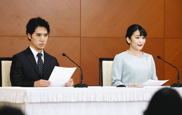 結婚し、記者会見する小室圭さんと眞子さん＝２０２１年１０月２６日、東京都内のホテル（代表撮影）