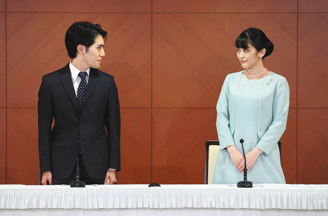 結婚し、記者会見する小室圭さんと眞子さん＝２０２１年１０月２６日、東京都内のホテル（代表撮影）