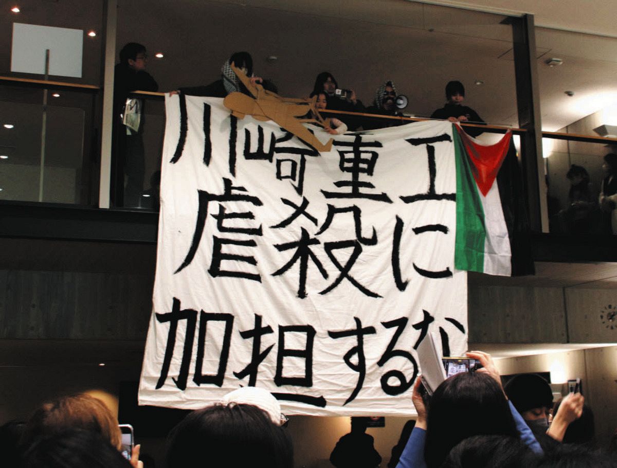 国立西洋美術館での抗議では、賛同者によって垂れ幕も掲げられた
