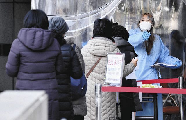７日、新型コロナウイルスの検査を受けるためソウルの保健所で列をつくる市民ら＝共同