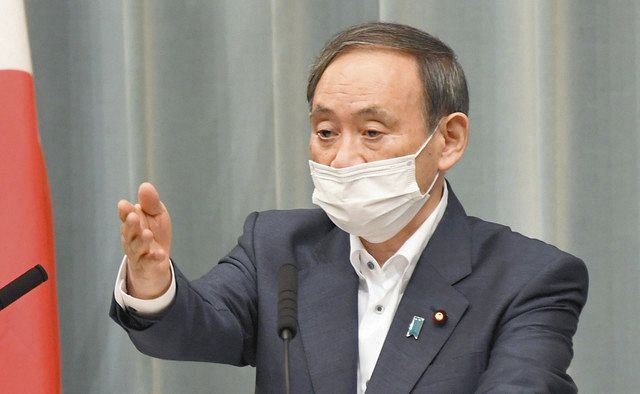 記者会見で質問者を指名する菅官房長官＝首相官邸